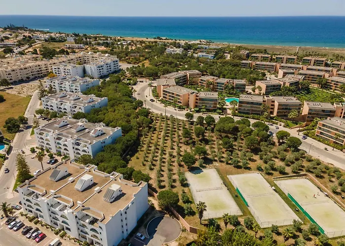 Salgados 2-bedroom - 900m From The - Wifi *