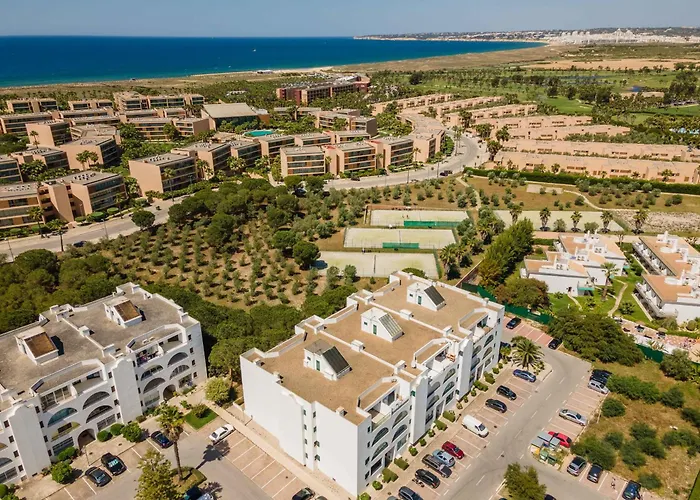 Salgados 2-bedroom - 900m From The - Wifi 기아