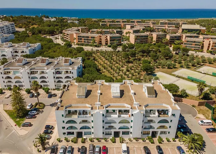 Salgados 2-bedroom - 900m From The - Wifi