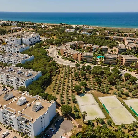 Salgados 2-bedroom - 900m From The - Wifi *